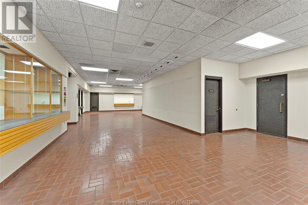 850 Ouellette Avenue, Windsor — photograph 3