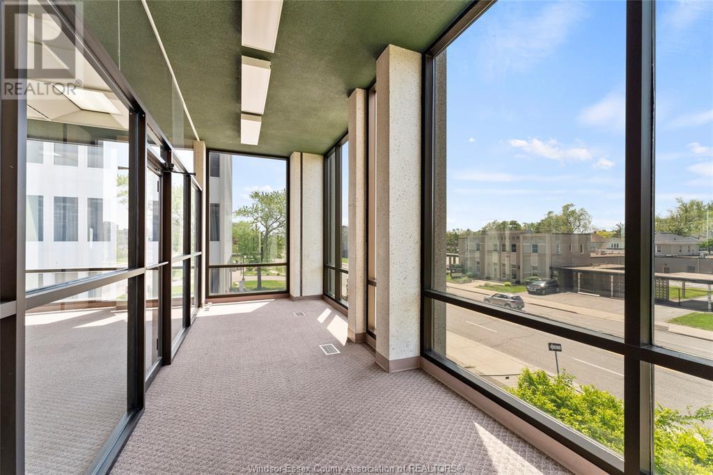 850 Ouellette Avenue, Windsor — photograph 3