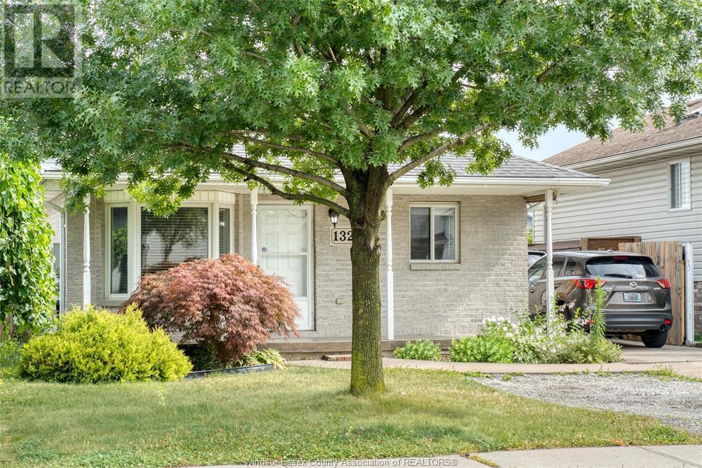 1329 Foster Avenue, Windsor — primary photograph