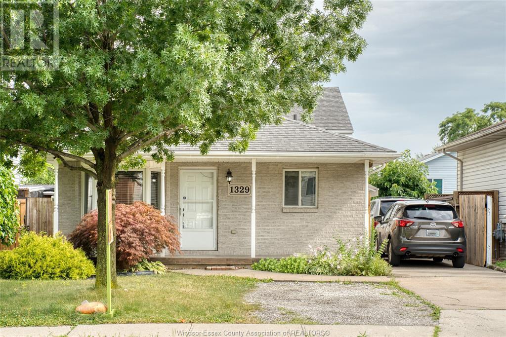 1329 Foster Avenue, Windsor — photograph 2