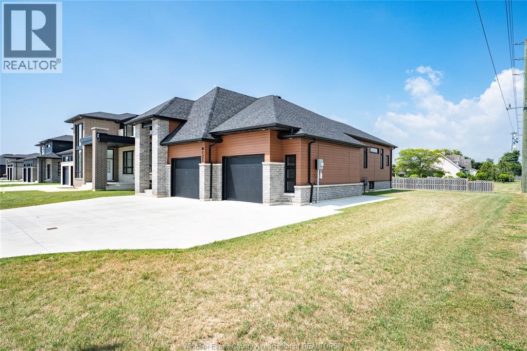 121 Hazel Crescent, Kingsville — photograph 2