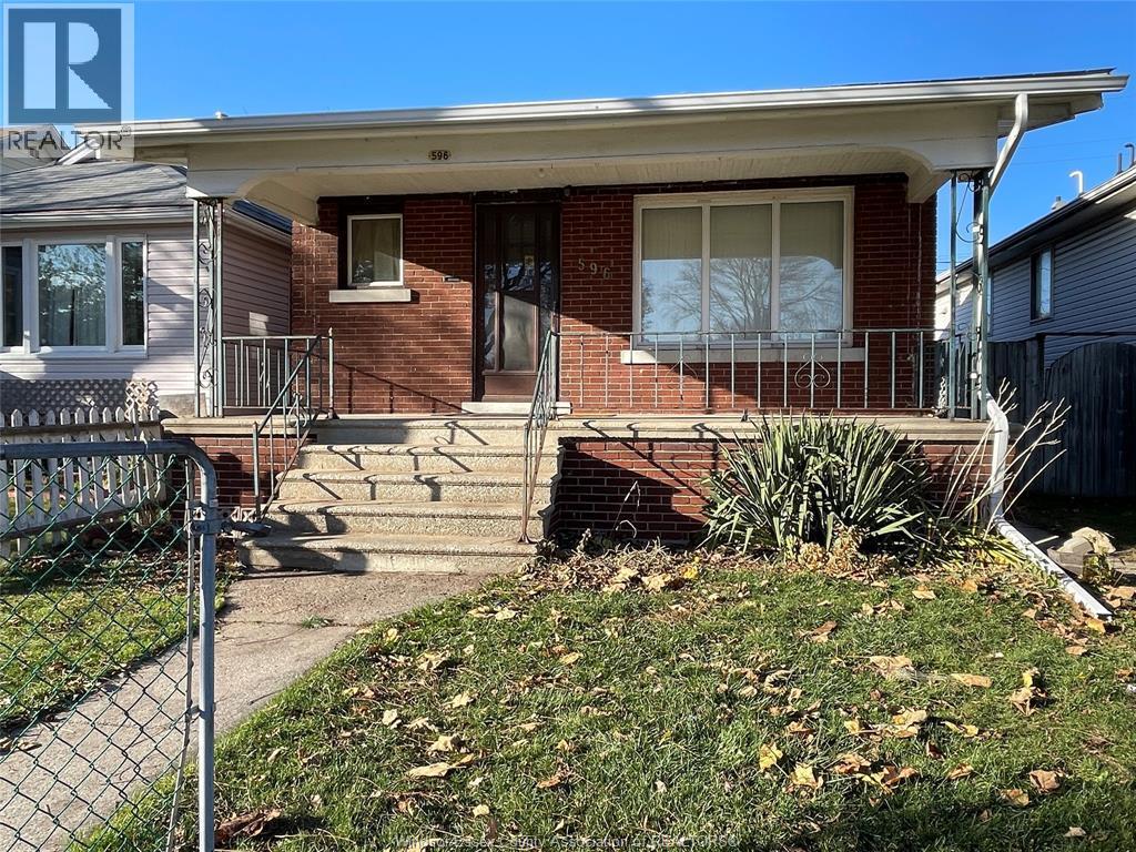 596 Irvine, Windsor — photograph 2
