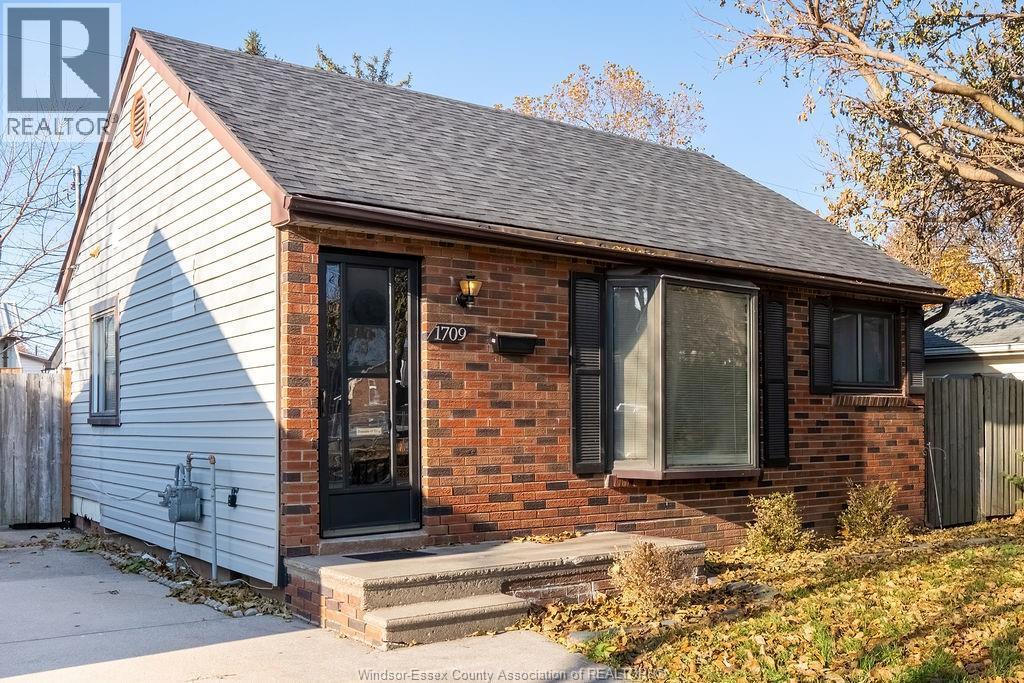 1709 Cadillac, Windsor — photograph 2