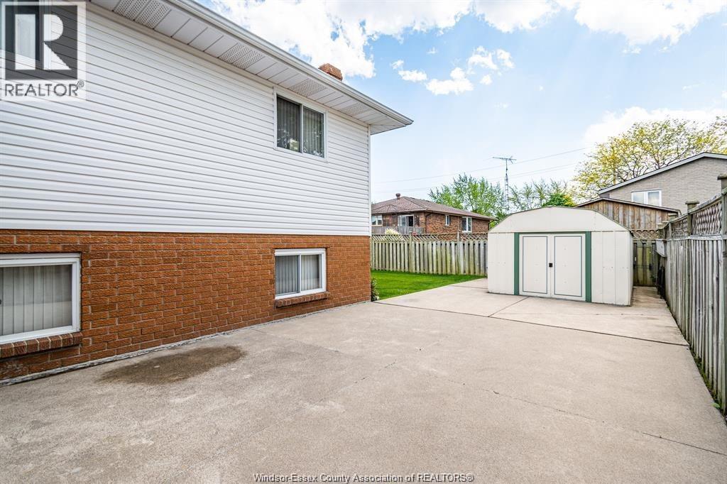 8351 Kingston Crescent, Windsor — photograph 2