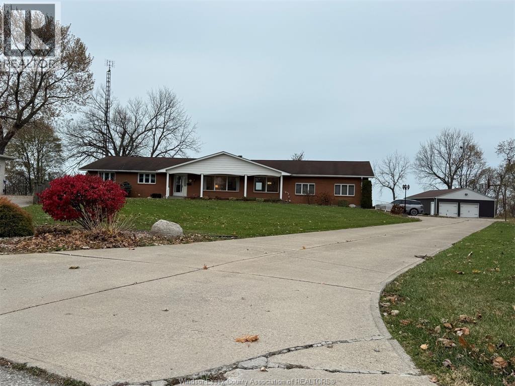1239 Oxford & Lot 13 Oxford Avenue, Kingsville — photograph 2