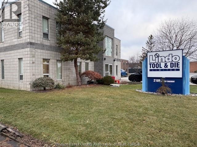 2105 Astor Crescent, Tecumseh — photograph 2