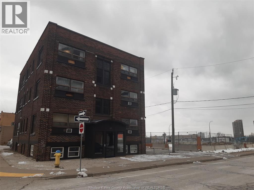 147 Janette Avenue, Windsor — photograph 2