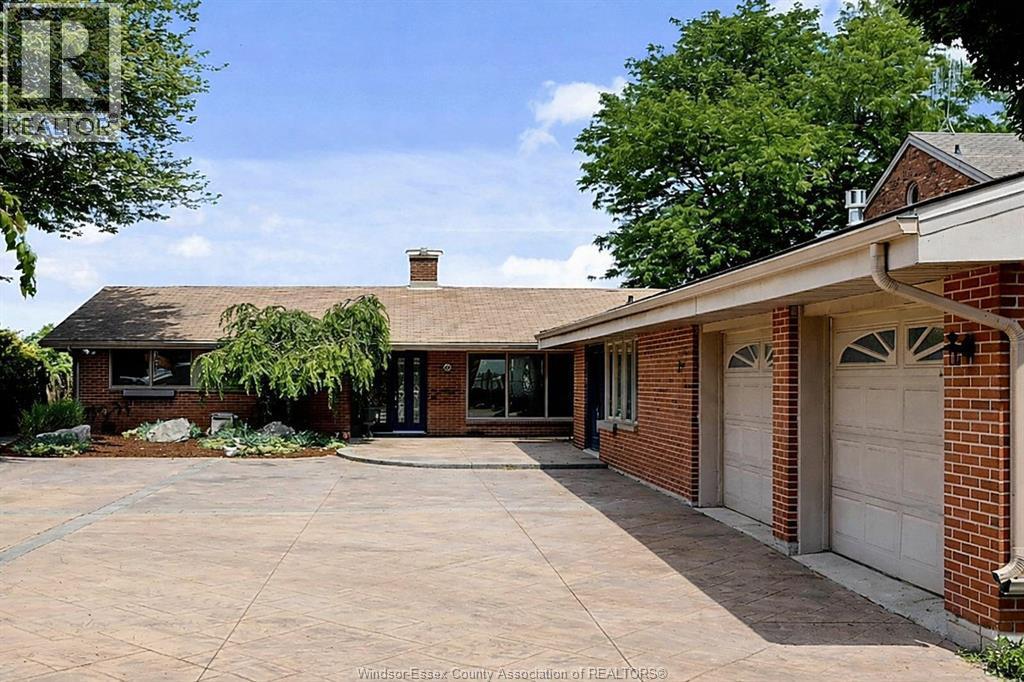 8280 Riverside Dr, Windsor — primary photograph