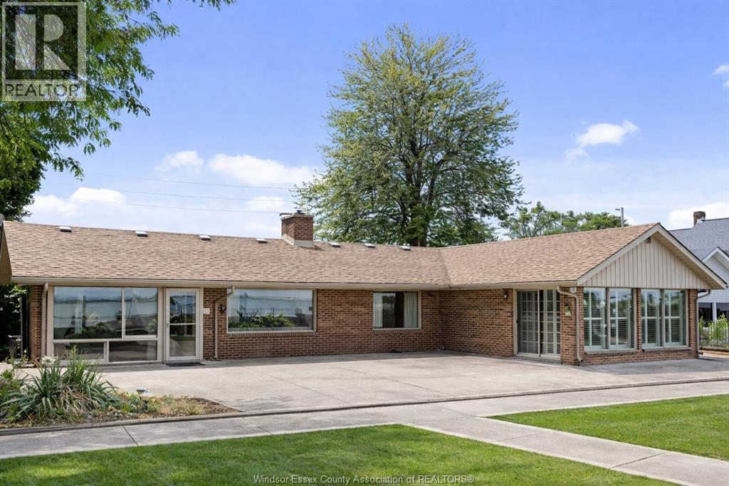 8280 Riverside Dr, Windsor — photograph 2