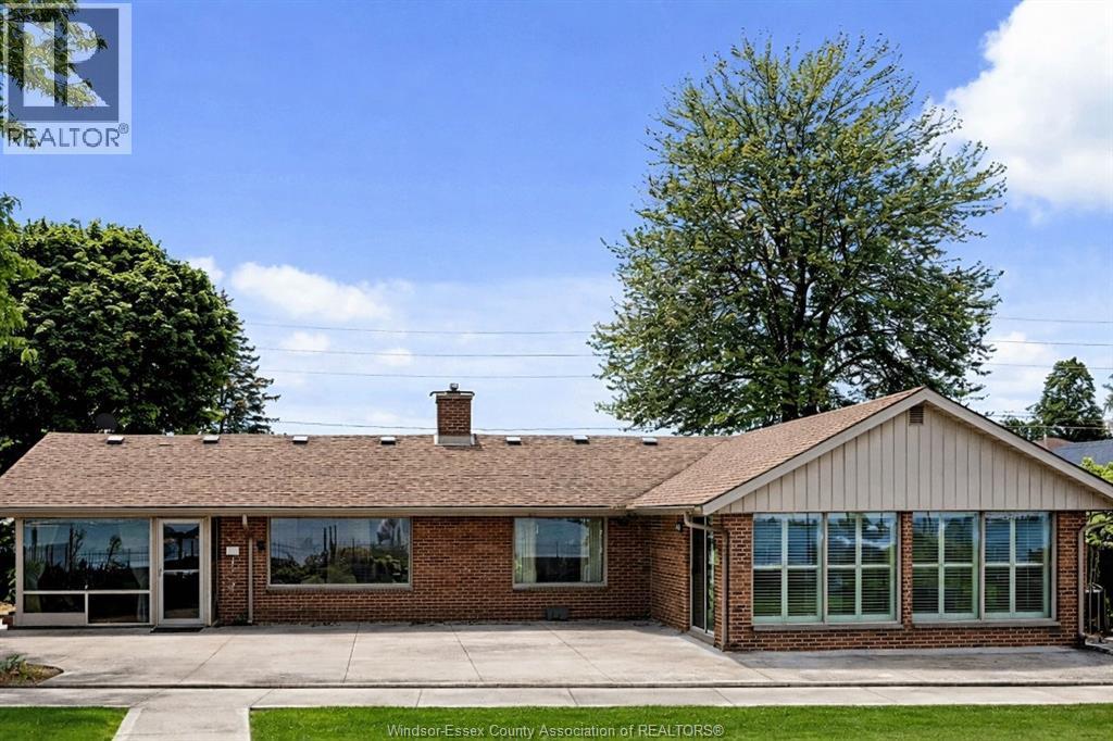 8280 Riverside Dr, Windsor — photograph 3