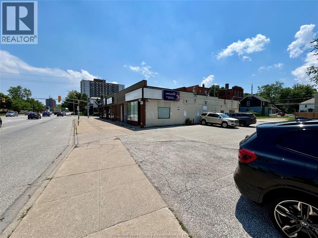 1481 Ouellette Avenue, Windsor — photograph 3