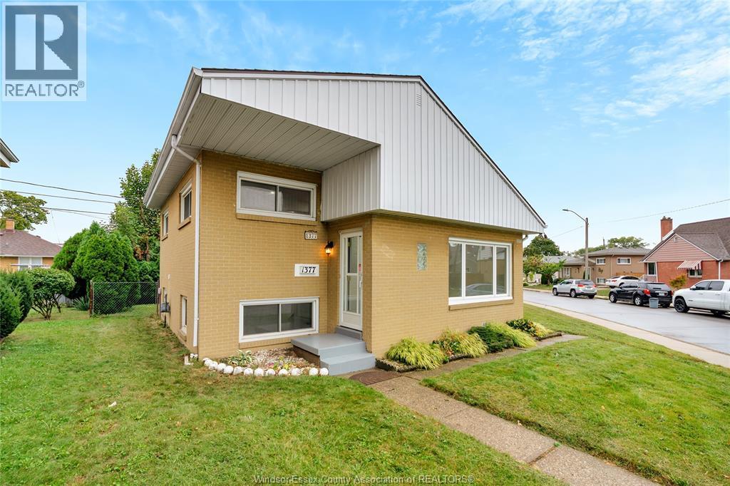 1377 Granville Crescent, Windsor — primary photograph