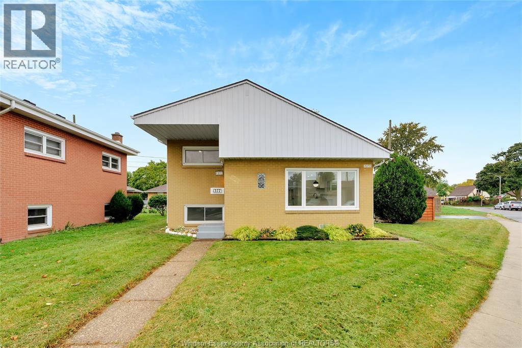 1377 Granville Crescent, Windsor — photograph 2