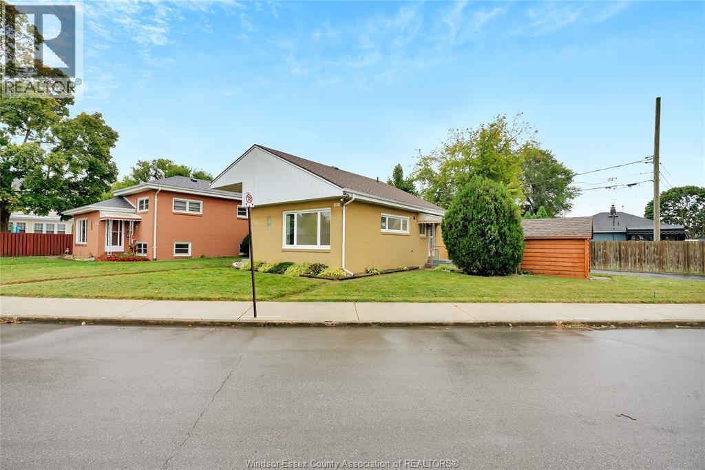 1377 Granville Crescent, Windsor — photograph 3