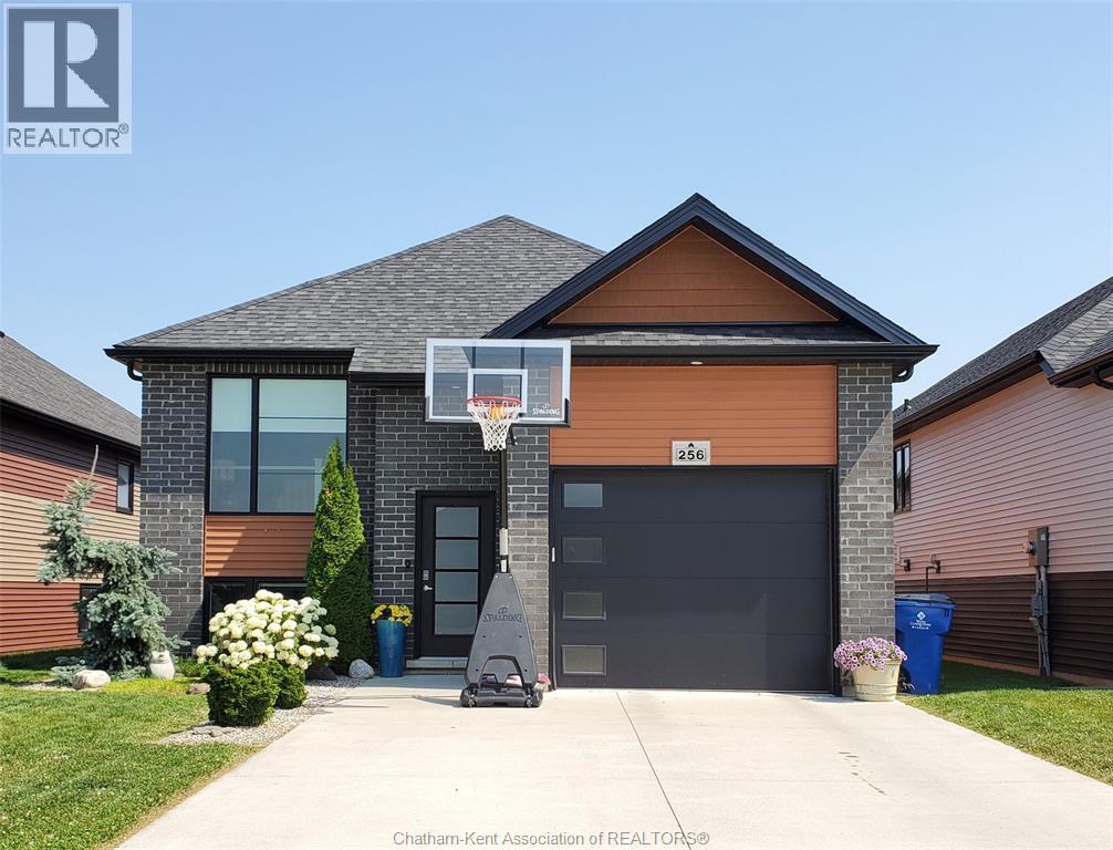 Single Family — 256 Moonstone Crescent, Chatham, Ontario