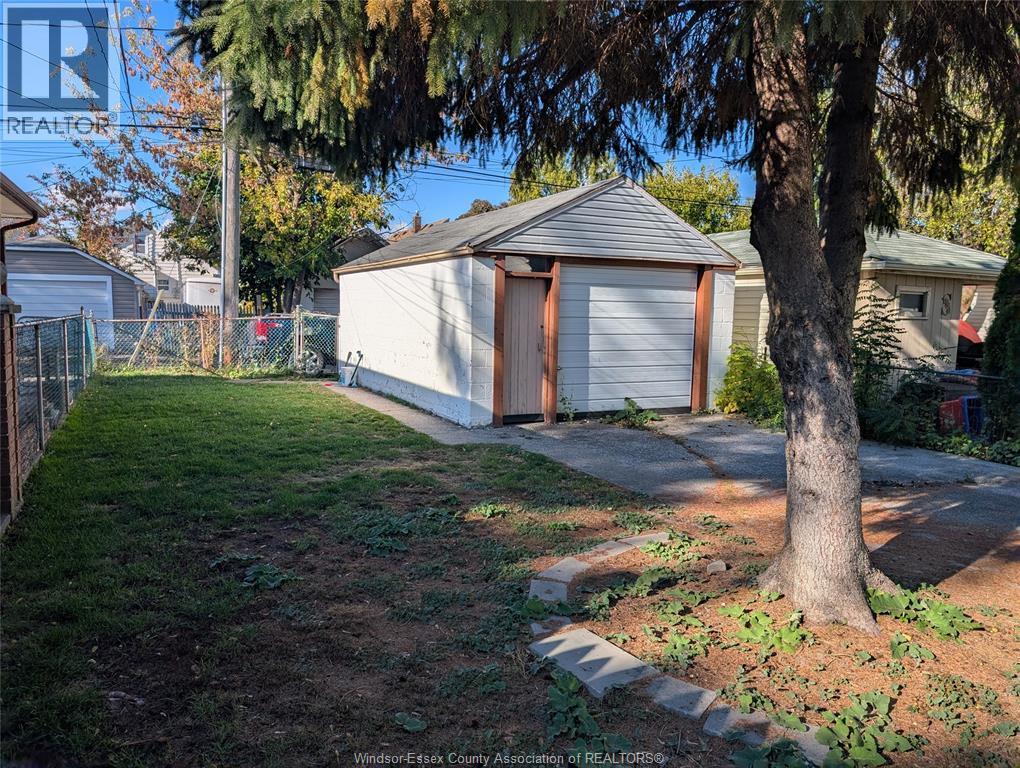 1739 Parent Avenue, Windsor — photograph 3