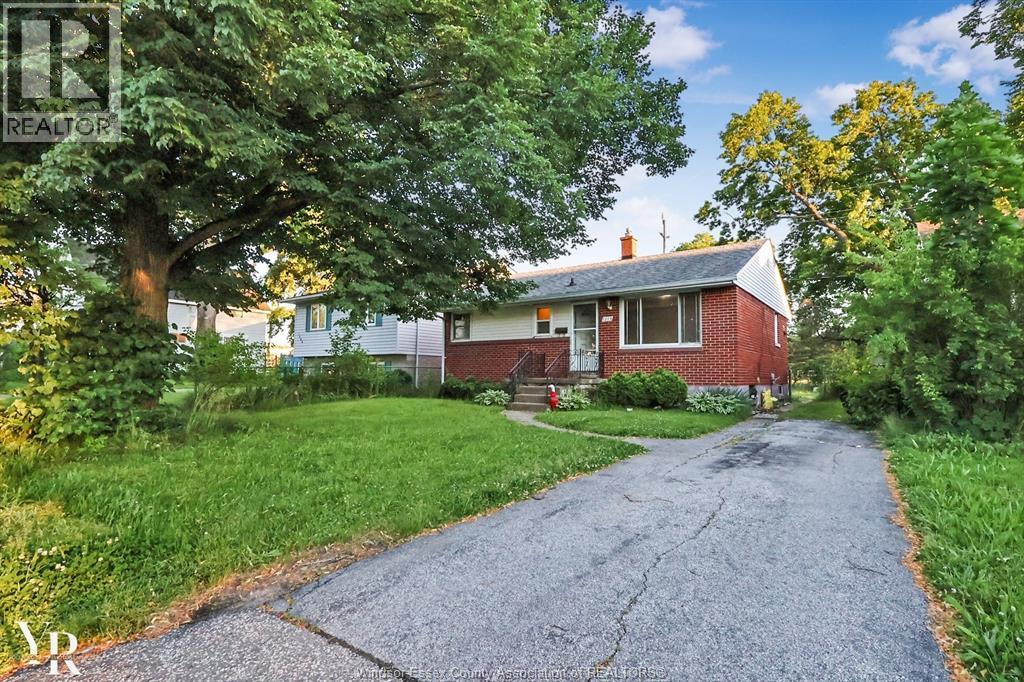 1275 Chappell, Windsor — photograph 2