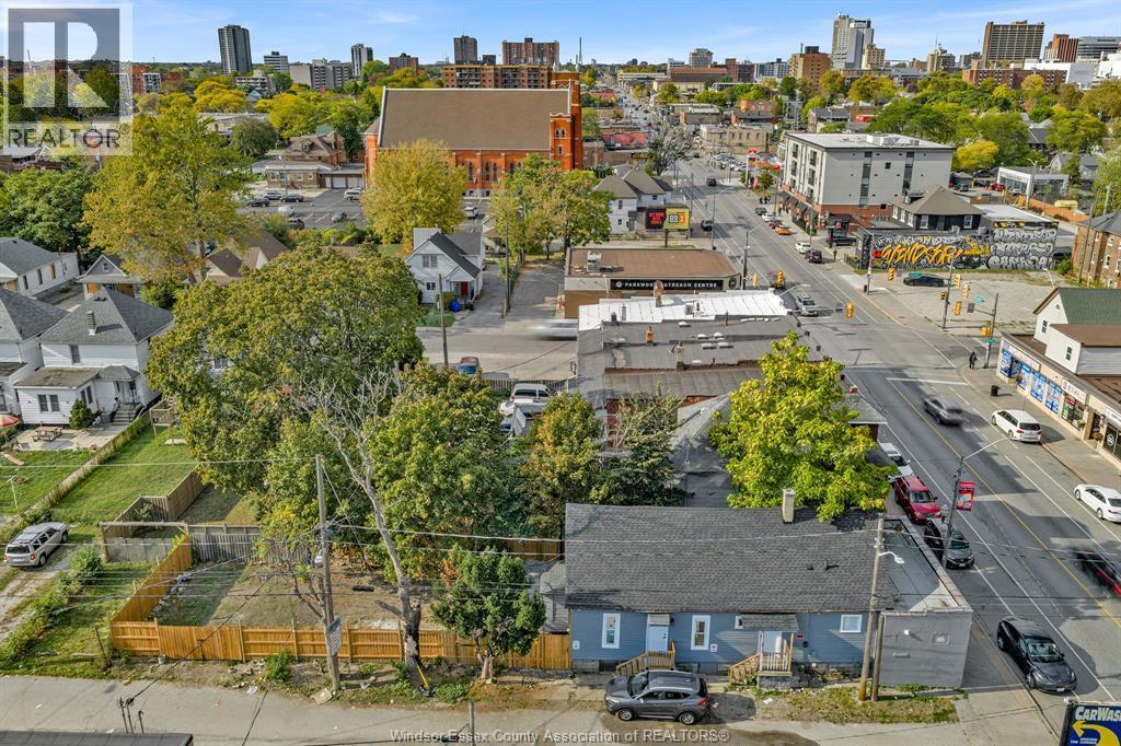 939 Wyandotte Street, Windsor — photograph 3