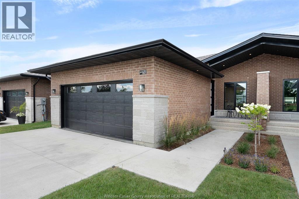 572 Lily Mac Boulevard, Windsor — photograph 2