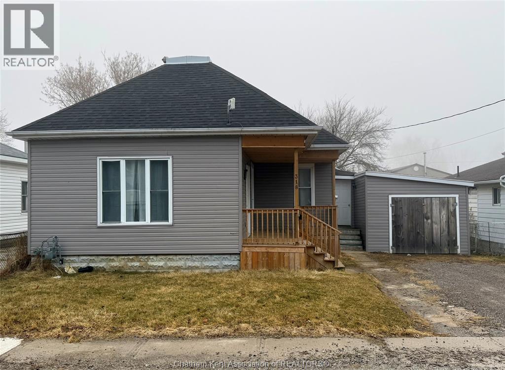 318 Lafontaine Street, Wallaceburg — photograph 2