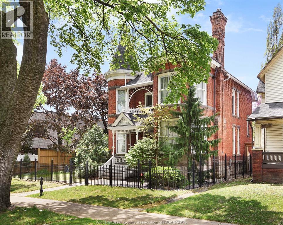 719 Victoria Avenue, Windsor — photograph 2