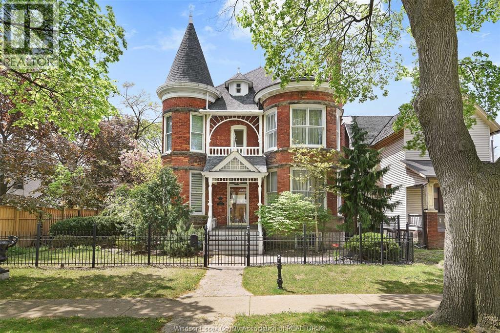 719 Victoria Avenue, Windsor — photograph 3
