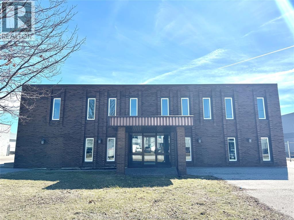 5230 Burke Street, Tecumseh — photograph 2