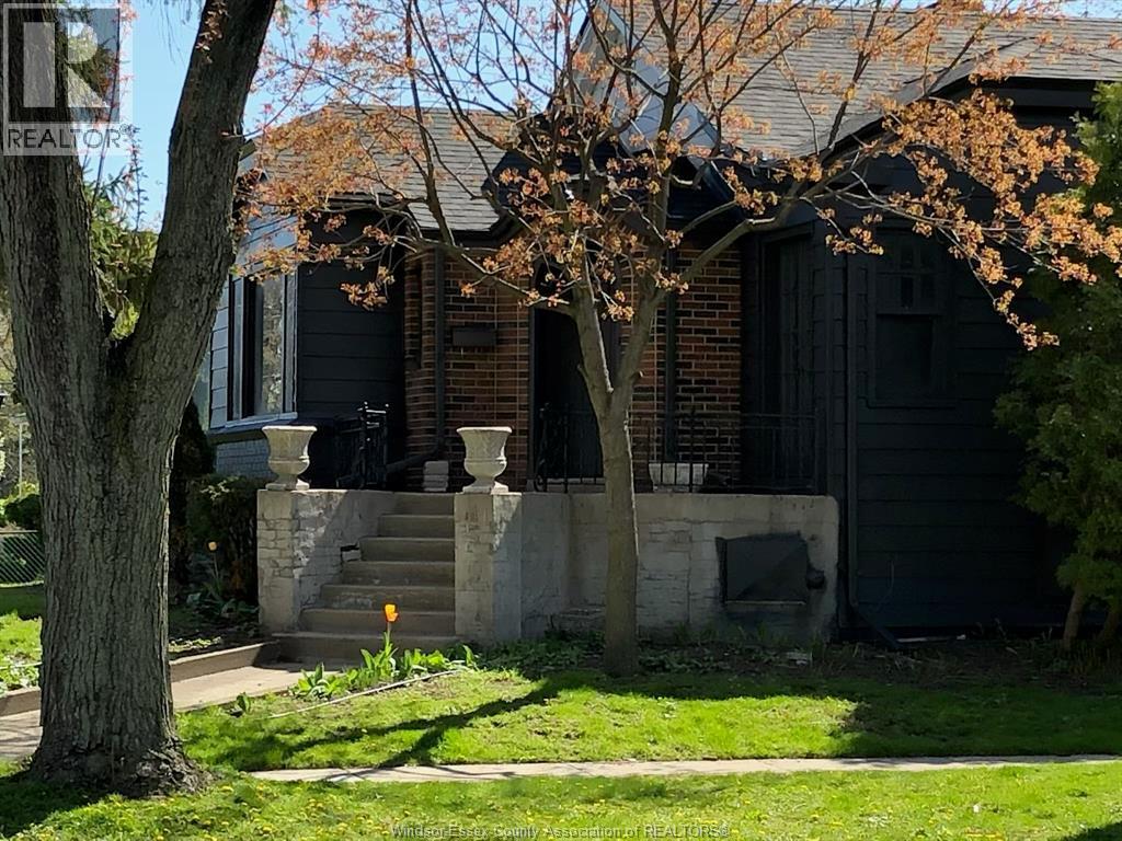 5425 Riverside Drive, Windsor — primary photograph
