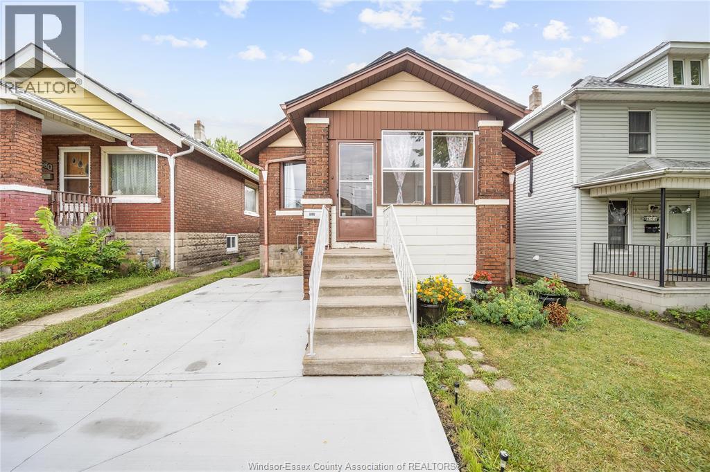 686 McKay Avenue, Windsor — primary photograph