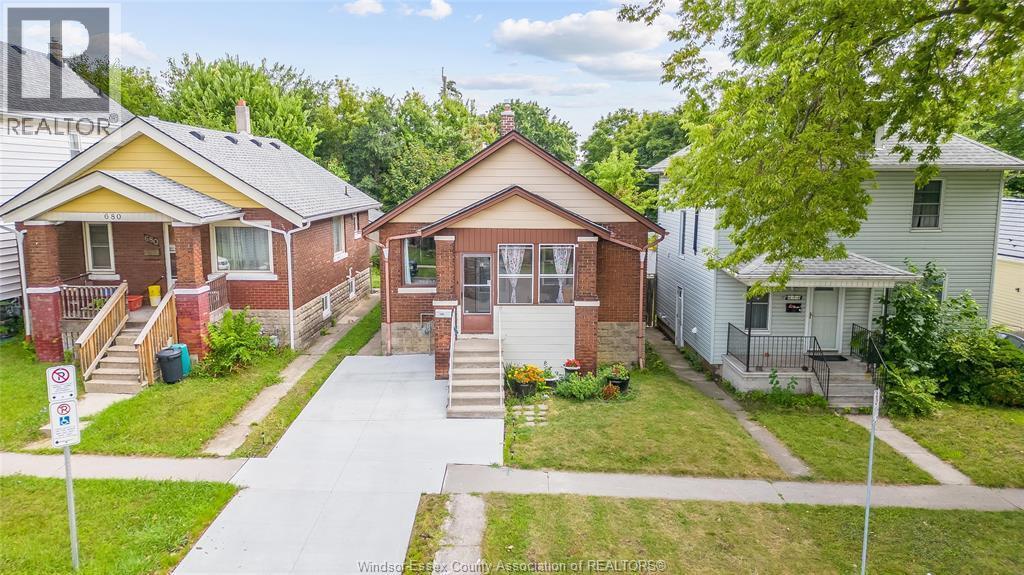 686 McKay Avenue, Windsor — photograph 2
