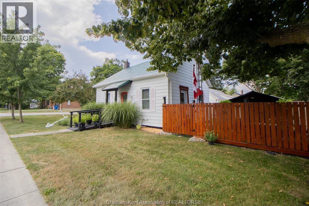 130 Elizabeth Street, Thamesville — photograph 2