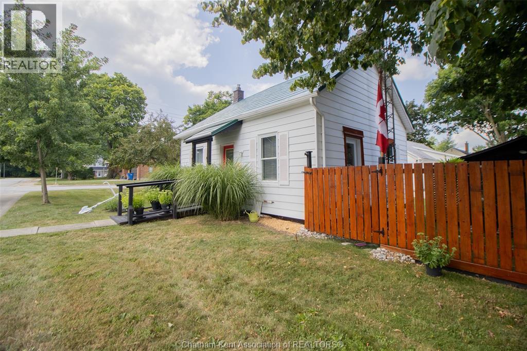 130 Elizabeth Street, Thamesville — photograph 3