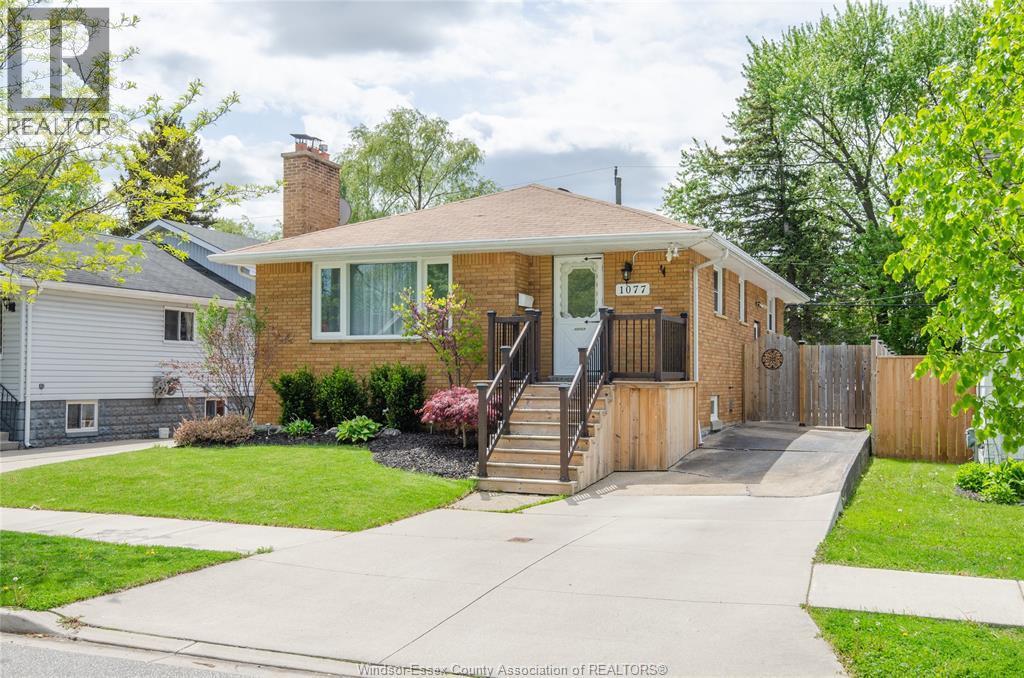 1077 Fairview, Windsor — photograph 2
