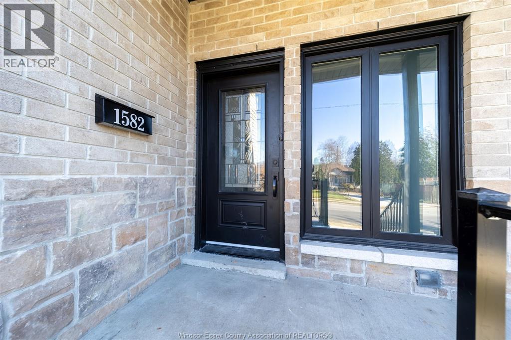 1582 Drouillard Road, Windsor — photograph 3