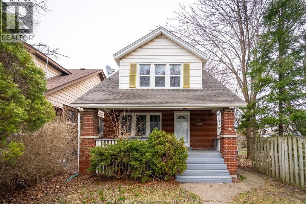 984 McEwan Avenue, Windsor — primary photograph