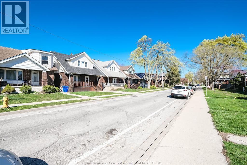 1248 Bruce Avenue, Windsor — photograph 2