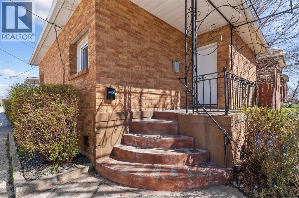 614 Elliott Street, Windsor — photograph 2