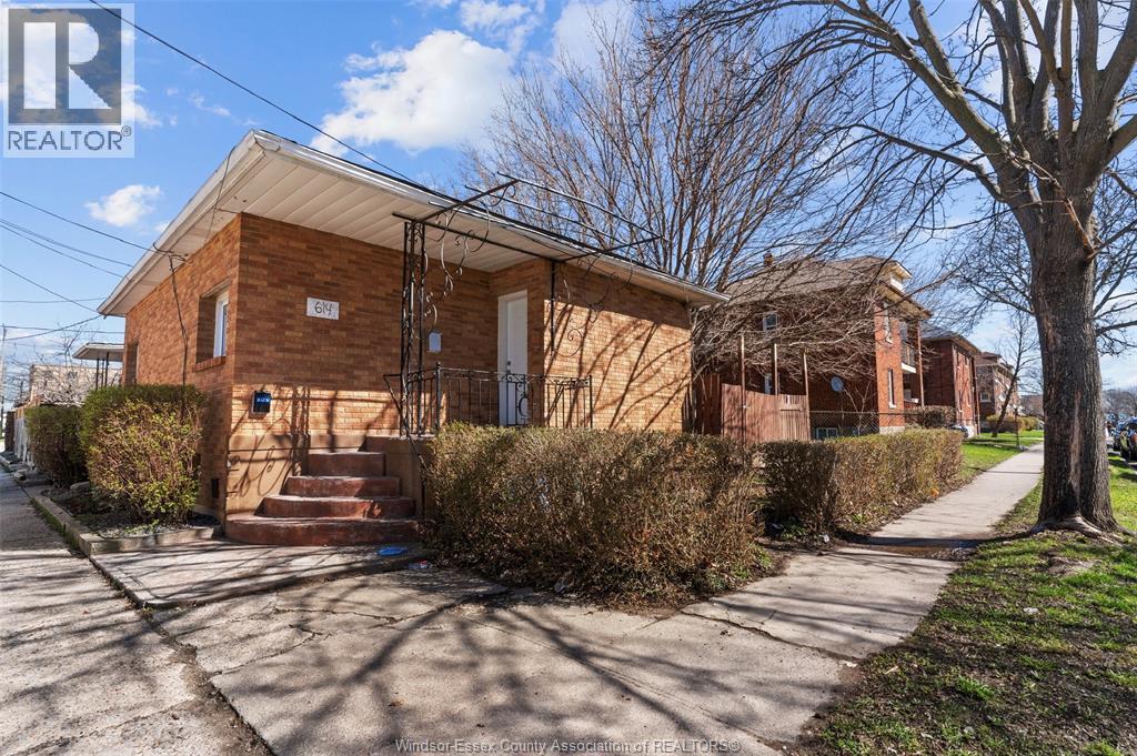 614 Elliott Street, Windsor — primary photograph