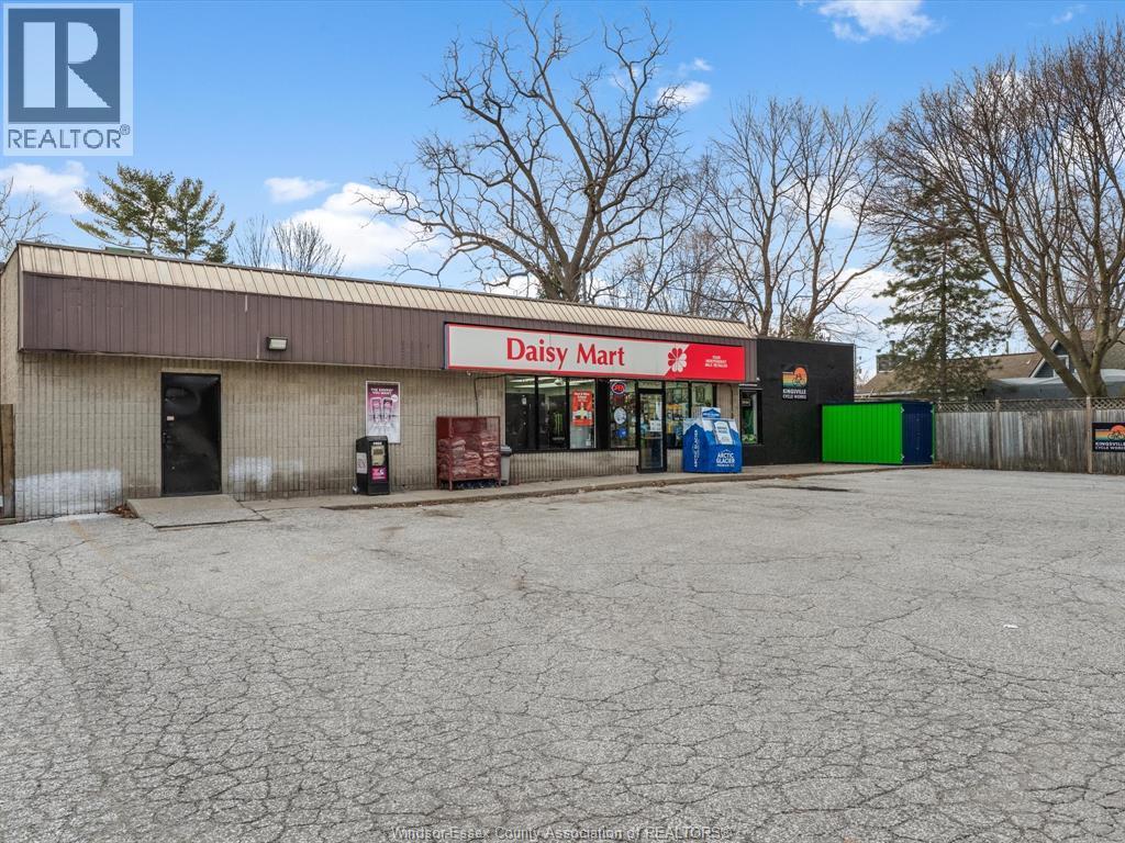 122 & 124 Division Street, Kingsville — photograph 2