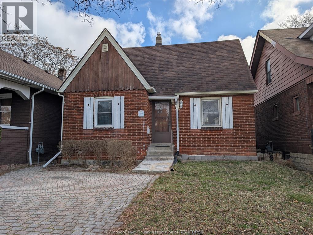 708 Partington Avenue, Windsor — photograph 2