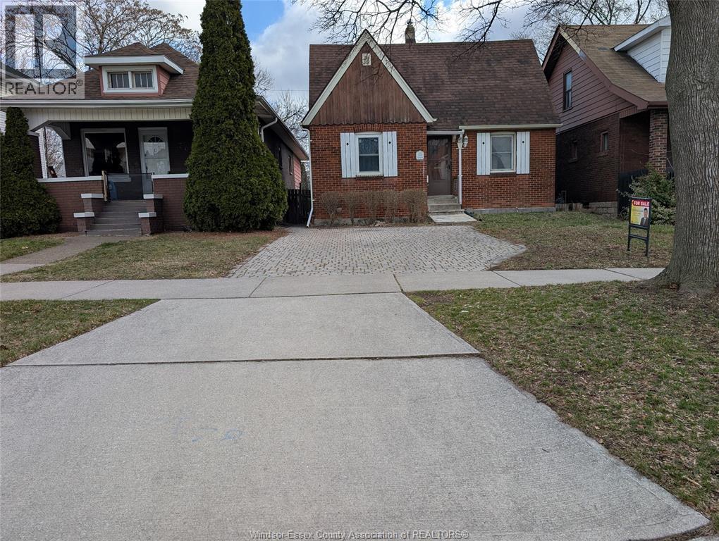 708 Partington Avenue, Windsor — primary photograph