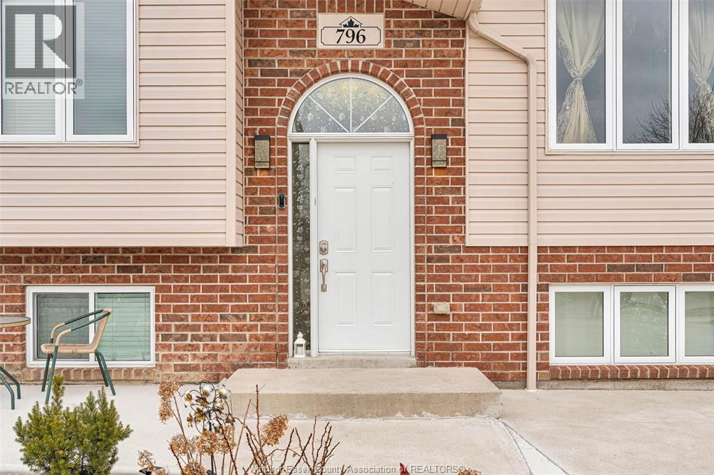 796 Richmond Street, Amherstburg — photograph 3