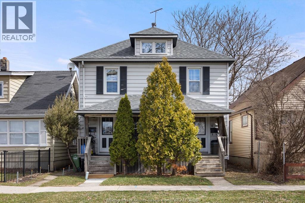 1070 St. Luke, Windsor — photograph 2