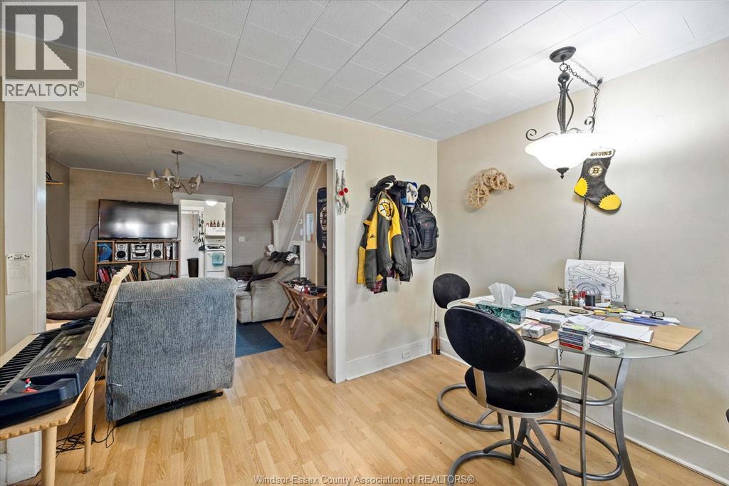 1068 St. Luke, Windsor — photograph 3