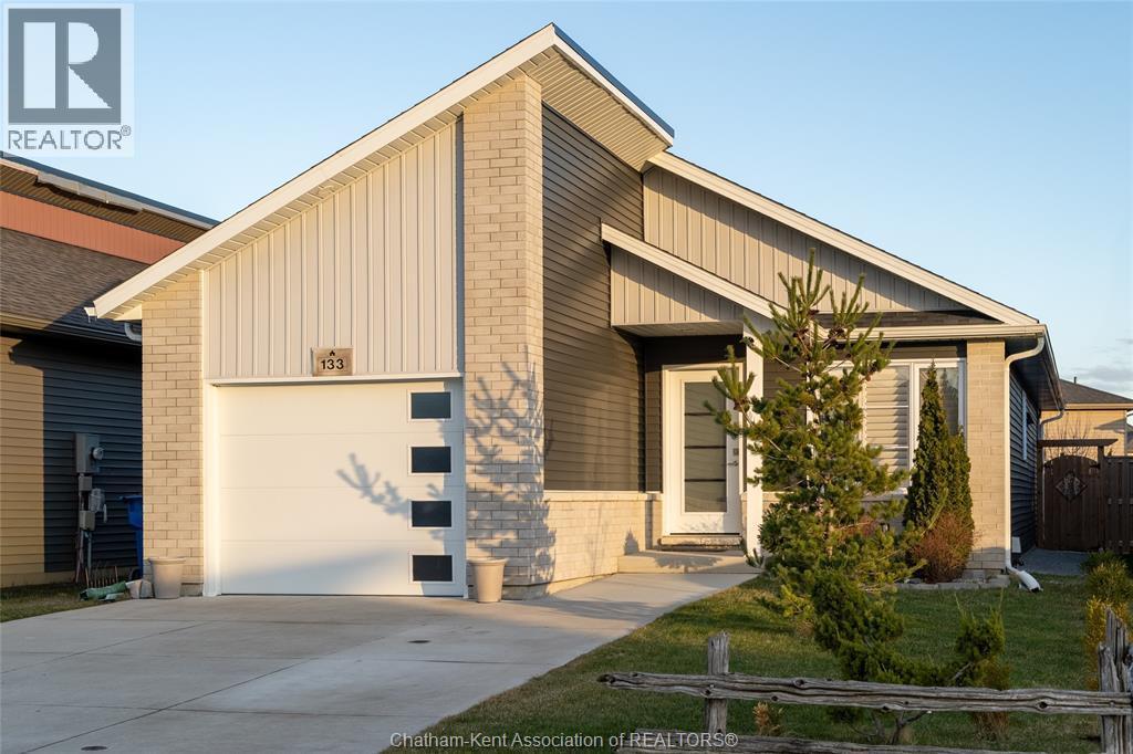 133 Moonstone Crescent, Chatham — photograph 2