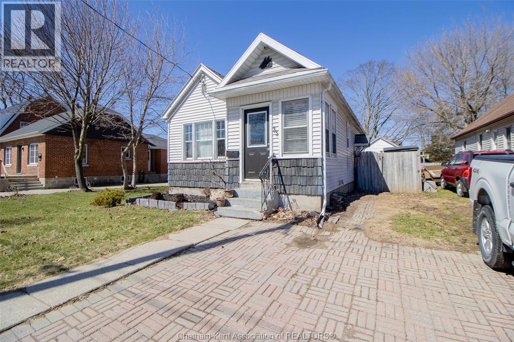 Single Family — 35 Alexandra Avenue, Chatham, Ontario