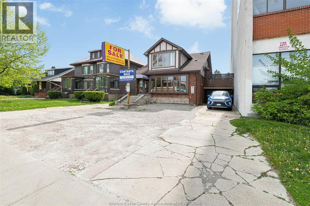 1451 Ouellette Avenue, Windsor — photograph 2