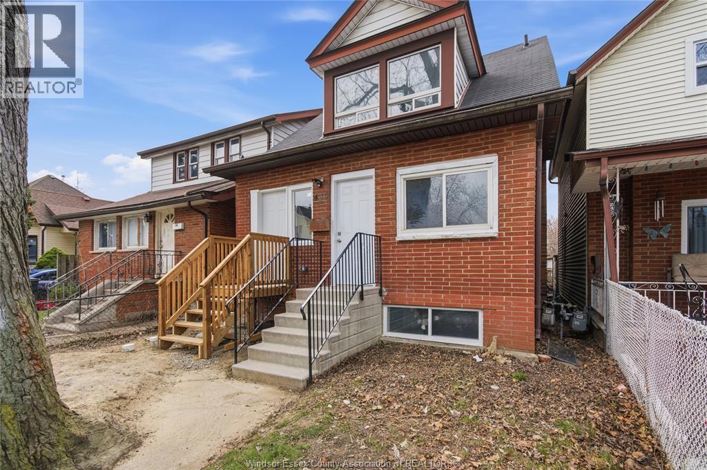 435 Caron Avenue, Windsor — photograph 2