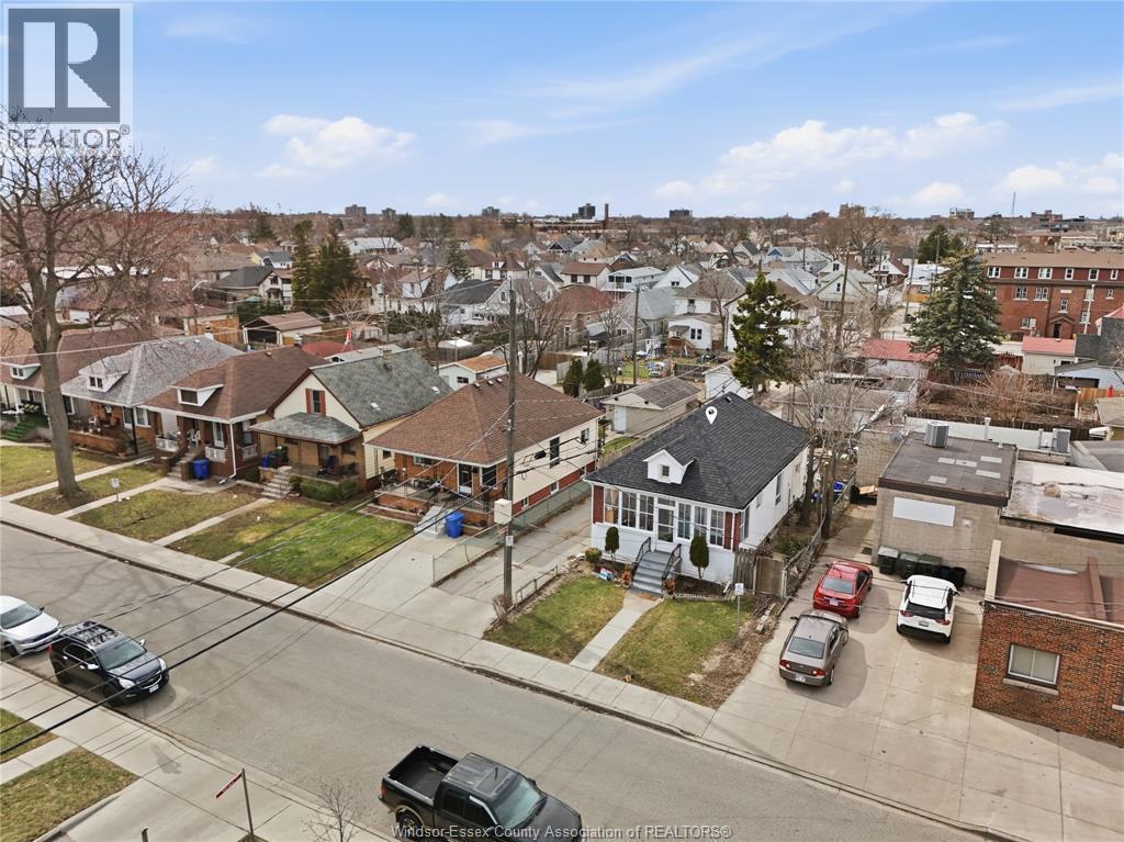 1023 Hall Avenue, Windsor — photograph 2