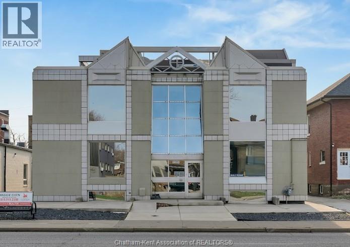 1585 Ouellette Avenue, Windsor — primary photograph